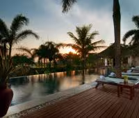 Villa Coraffan, Pool bei Sonnenuntergang