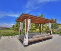 Villa Kalyani, Bale im Garten