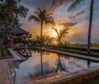 Villa Cemara, Pool bei Sonnenuntergang